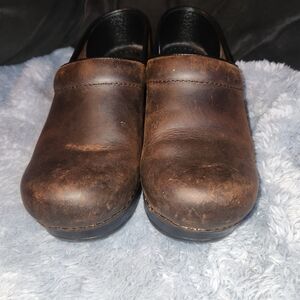 WOMENS SIZE 6 DANSKO CLOGS
